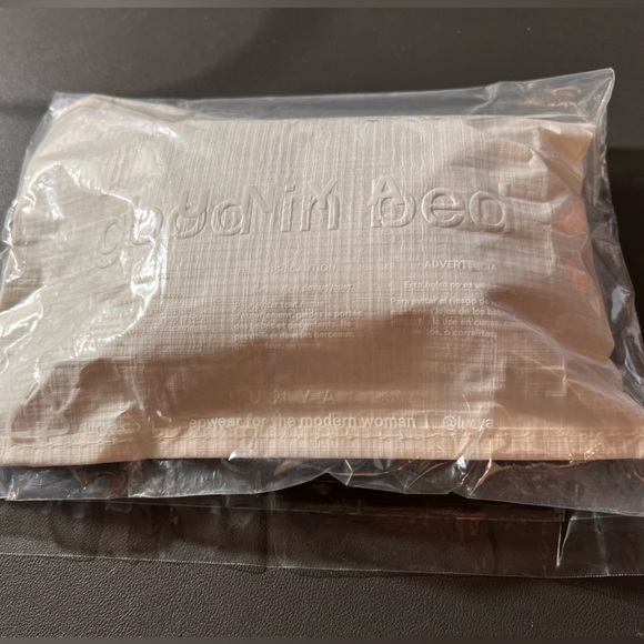 NWT Lunya Silk Sleep Mask - Picture 1 of 3